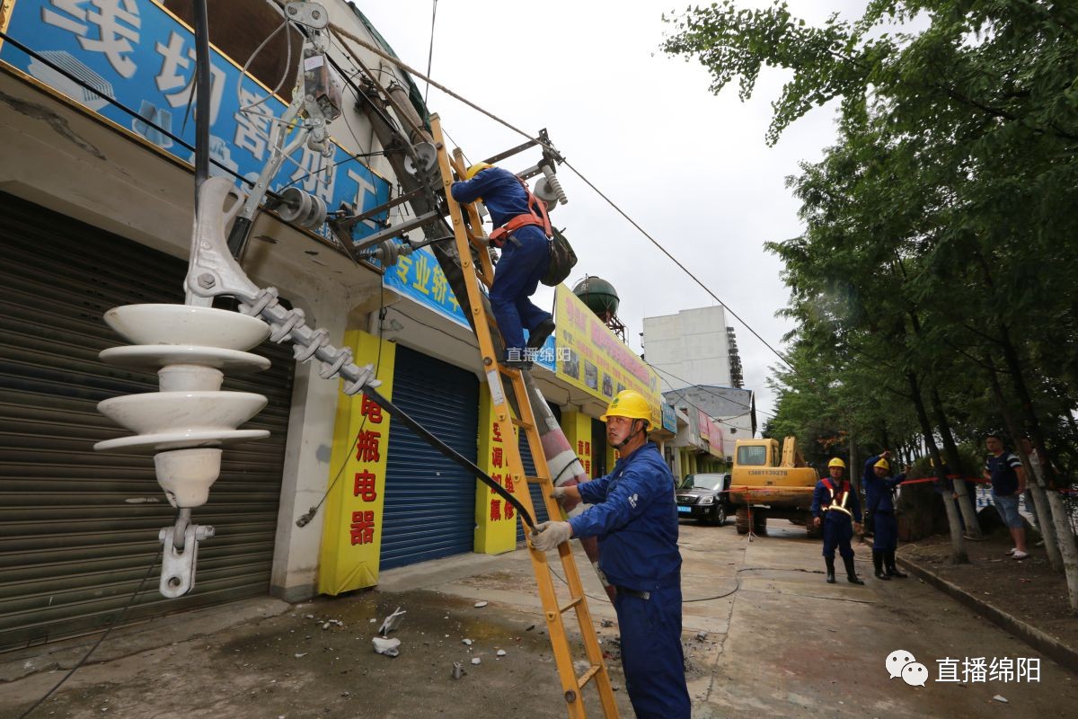 挖掘機挖斷埋地電纜 電力人員通宵搶修恢復(fù)供電